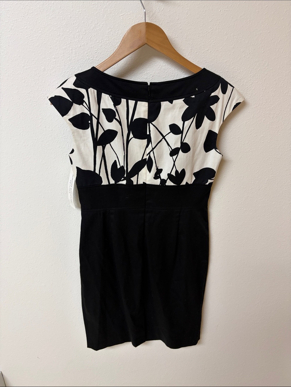 Maggy London Black and White Floral Cap Sleeve Sheath Dress women’s size 8P NWT - Picture 2 of 3